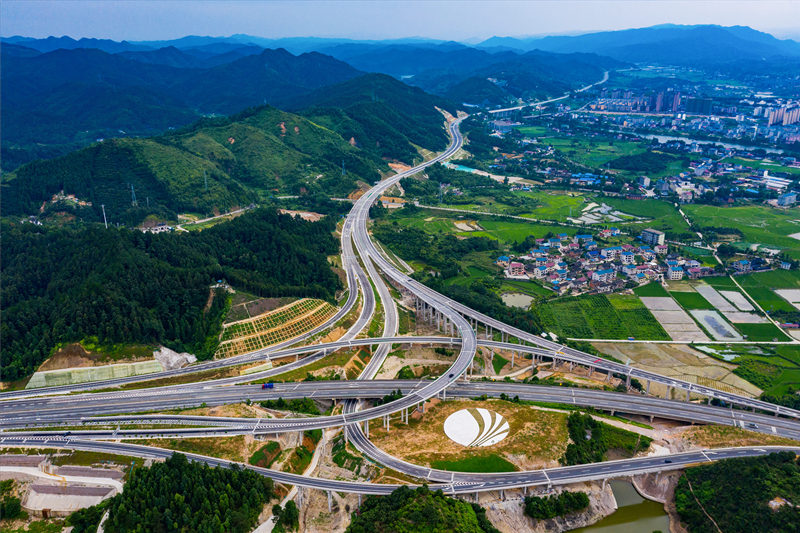 靖（州）黎（平）高速公路东起点，与G65包茂高速交汇的信冲枢纽。田文国摄