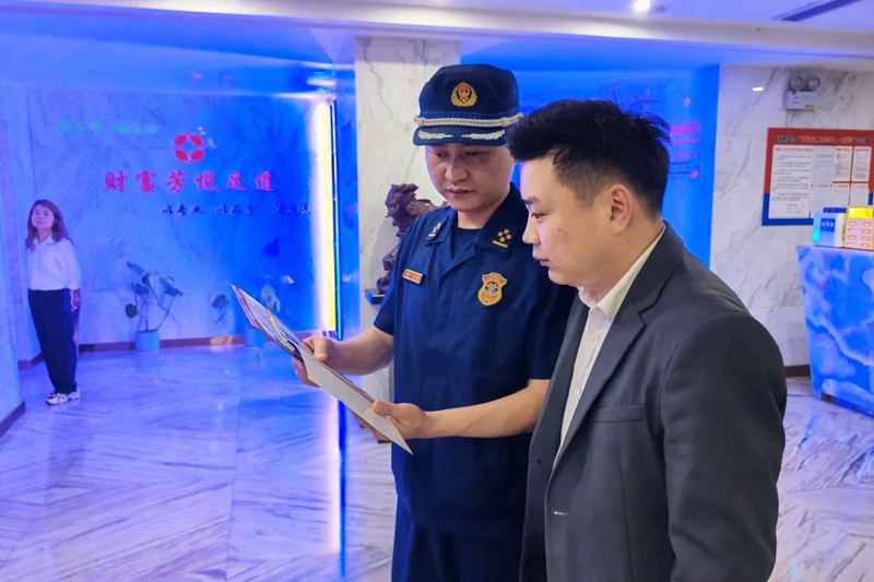 消防监督员对攸县步步高广场内的足浴场所、奶茶店开展消防安全检查。单位供图