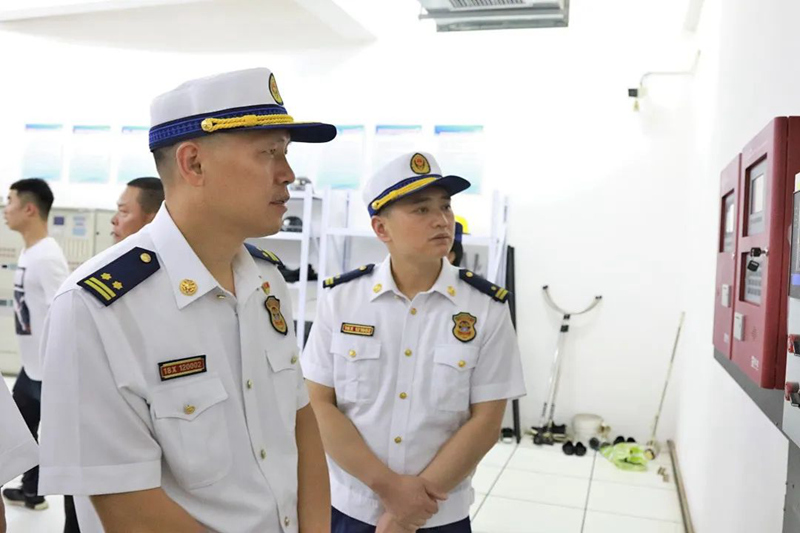政委谷小波带队对万博珑家居建材市场进行消防安全检查。单位供图