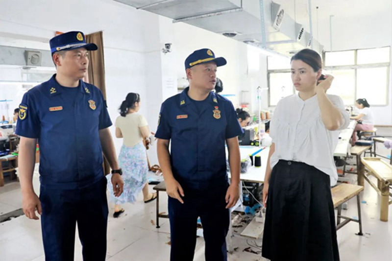 支队长谢智勇带队逐一楼层进行现场检查。单位供图