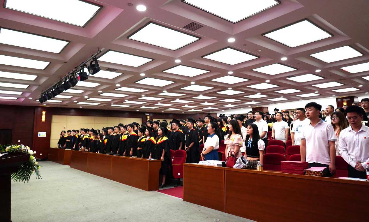 全体肃立，奏唱国歌。班戈学院供图