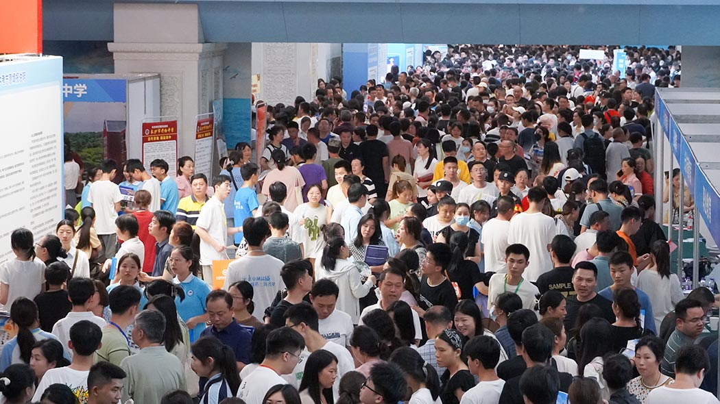 咨询会现场氛围火爆。胡奥摄