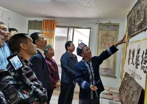 田万载带领众人参观清溪瑶历史文化博物馆。江永县委宣传部供图