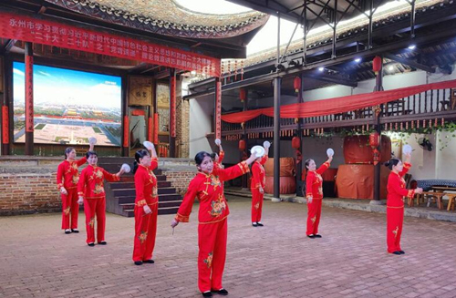 “草根宣讲团”演出节目碟筷舞。江永县委宣传部供图