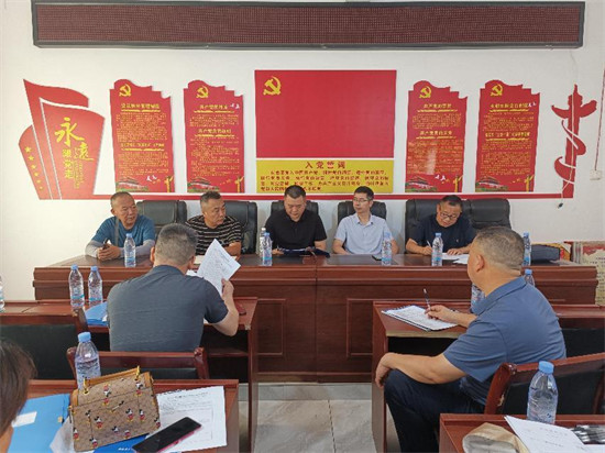 参加白鹤村乡村振兴工作座谈会。企业供图