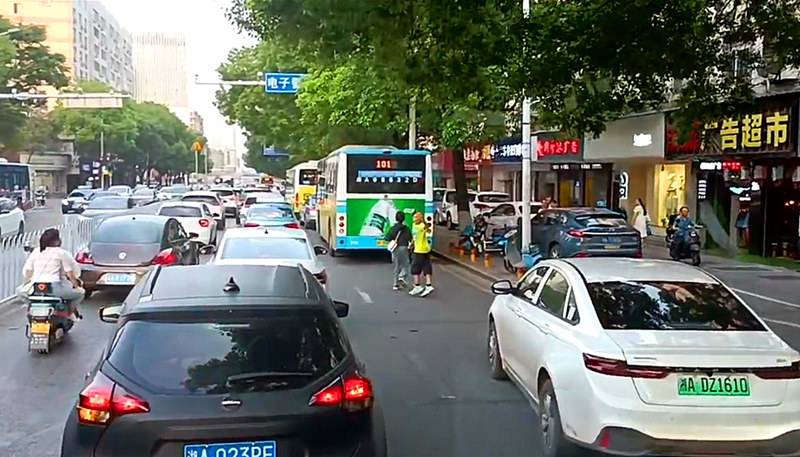 少年在前面为消防车引路。视频截图