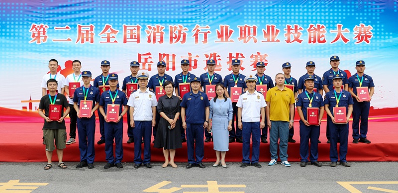 组委会领导为获奖选手颁奖。单位供图