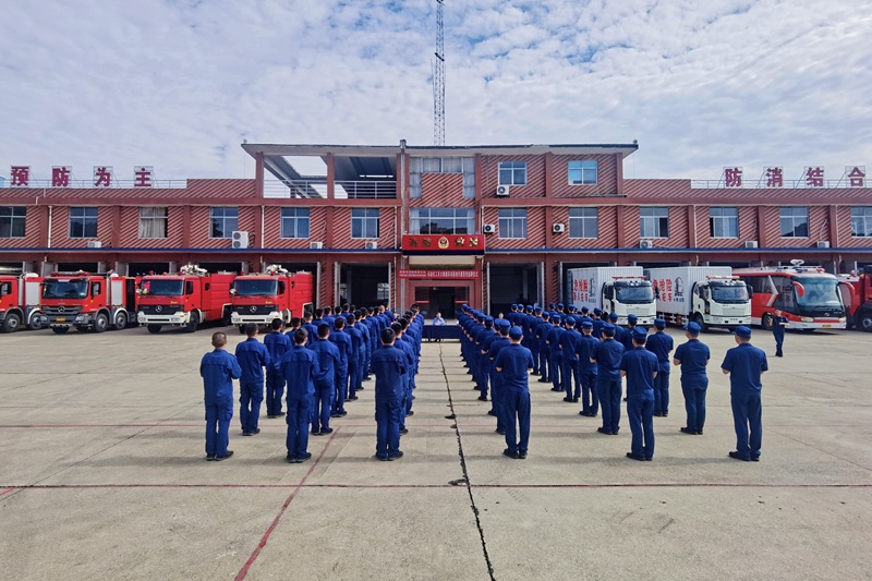 岳陽市消防救援支隊舉行社會化實訓基地集中挂牌儀式。單位供圖