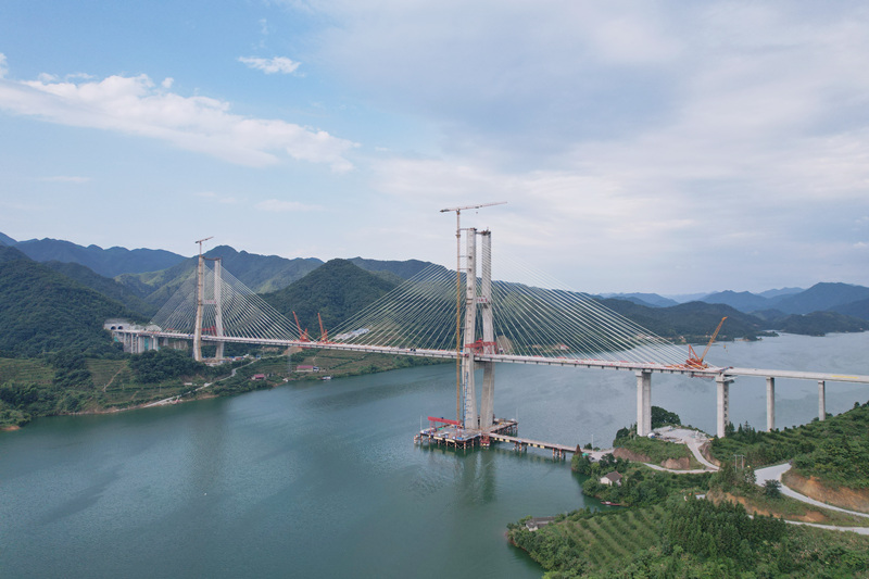雪峰湖大桥顺利合龙。向昌文摄