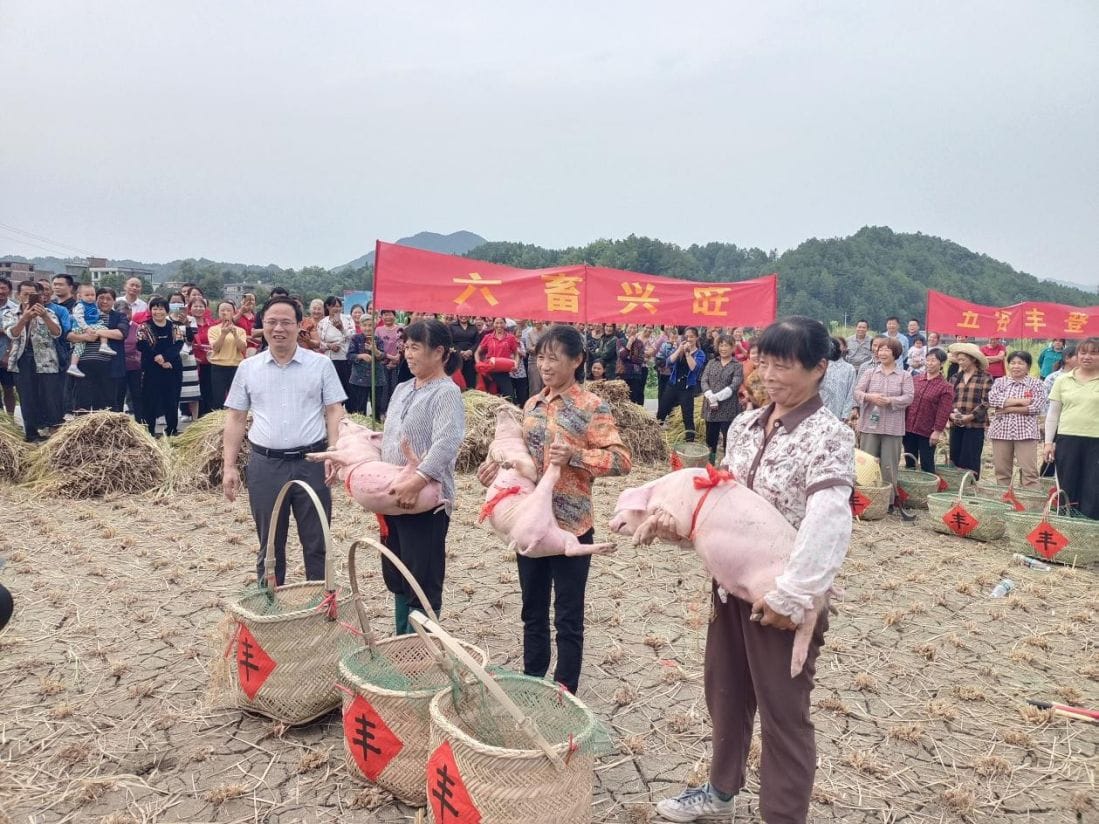 豐收節活動中村民獲獎。單位供圖