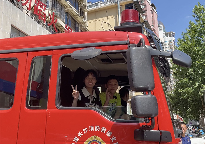 大湖之南丨“引路姐弟”穿上消防服，很飒！