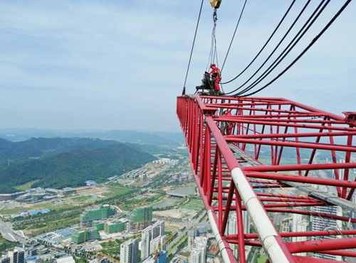 湖南在建超高層最大內爬式動臂塔機拆除。受訪單位供圖