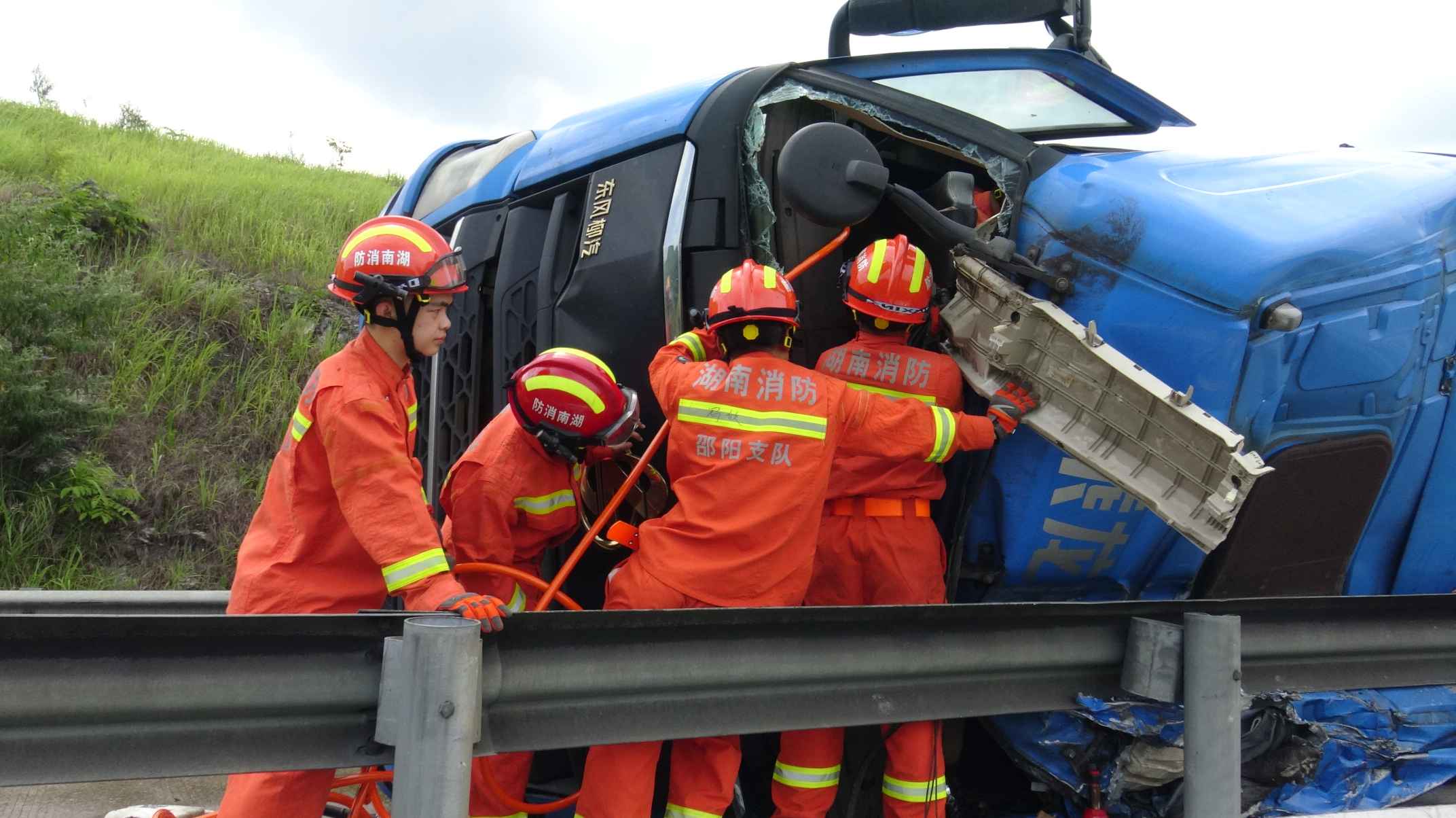 消防救援人员利用破拆工具进行破拆。单位供图