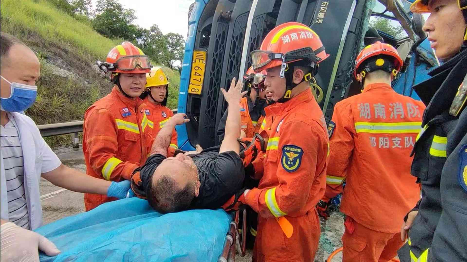 消防救援人员成功救出被困伤员。单位供图