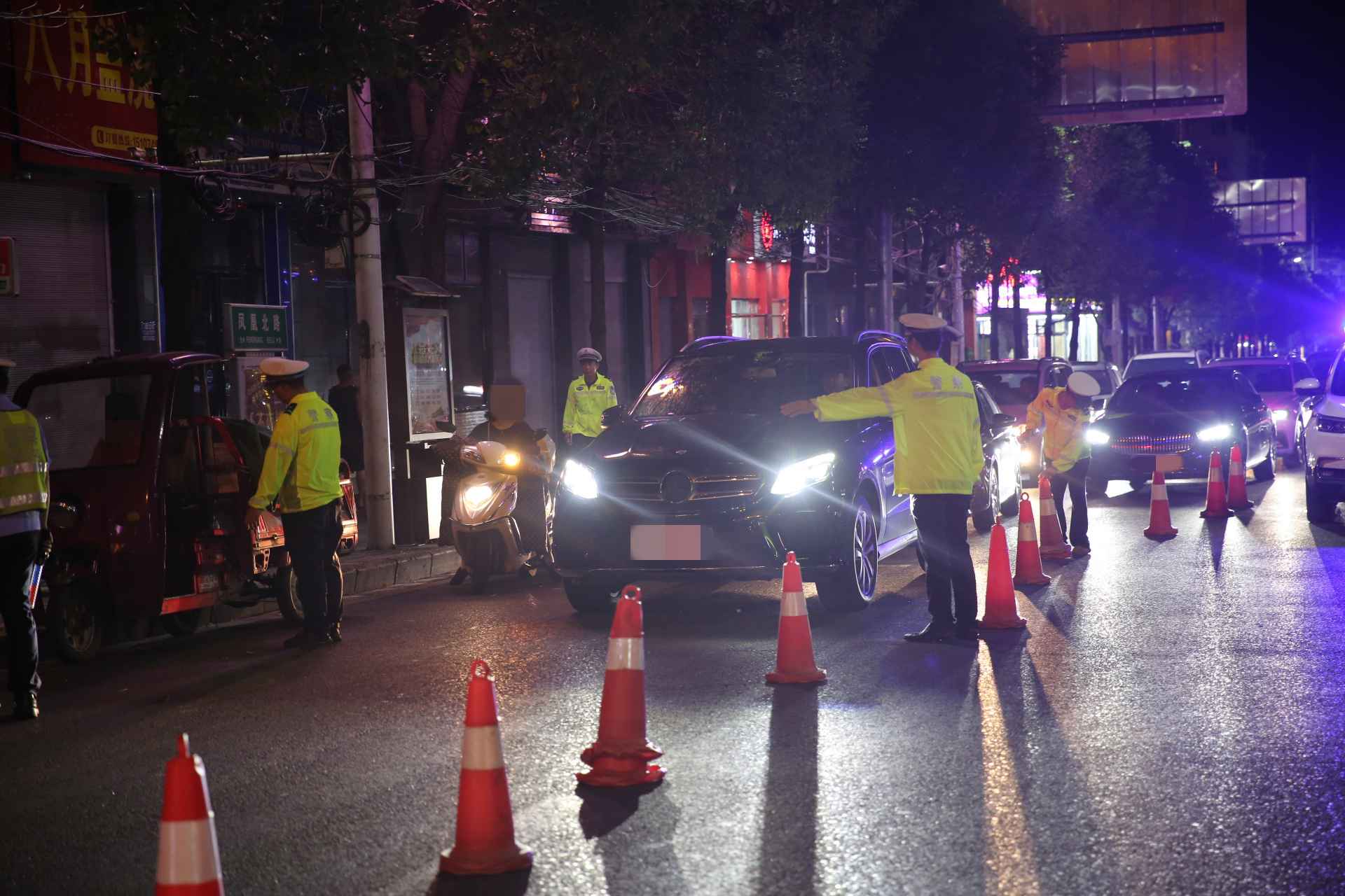 重点巡查、设卡检查。单位供图