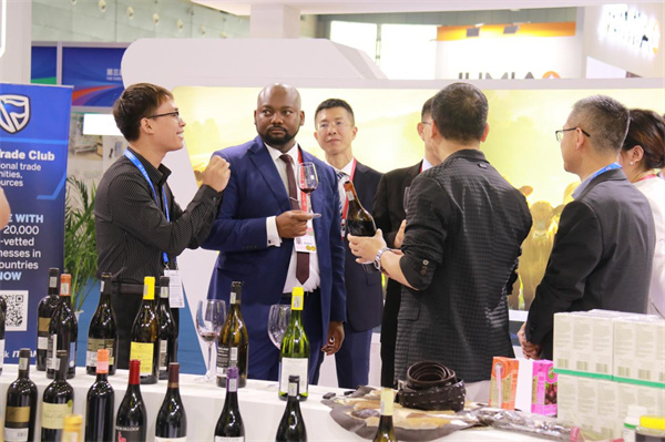 来自非洲的美酒吸引众多采购商。    人民网向宇摄