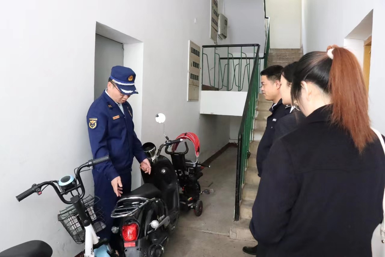 大队消防监督员联合检察院、派出所开展电动车专项整治行动检查。单位供图