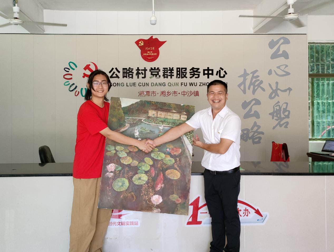 实践团成员向公略村负责人赠送创作的油画作品。金霞摄