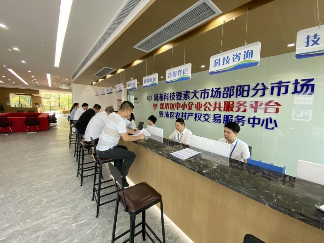 企业负责人在双清区科创服务平台咨询相关政策。单位供图