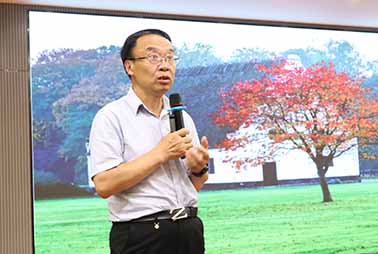 李镇西老师做主题报告。恒定中学供图