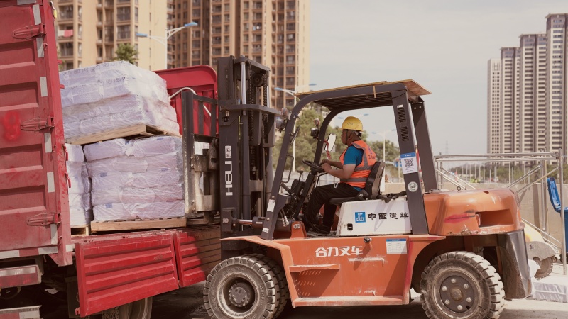 工友在材料卸运。受访单位供图