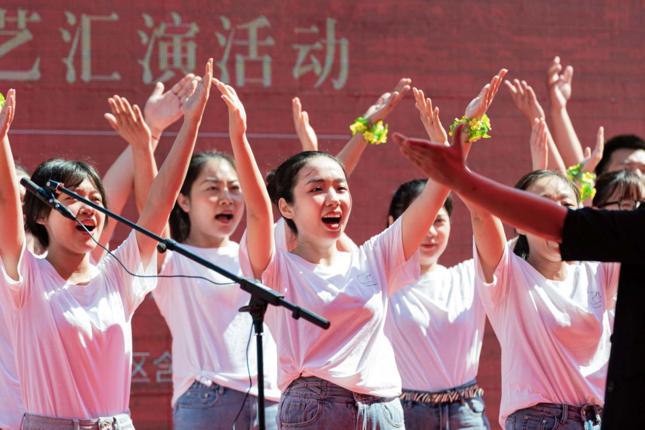 大合唱《含浦油菜賽桃花》。主辦方供圖