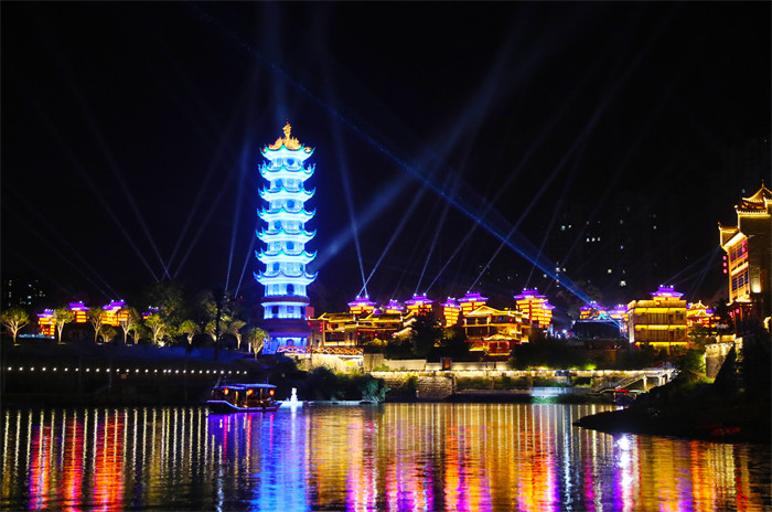 湖南湘西：乾州古城夜景如畫。陳祉凝攝