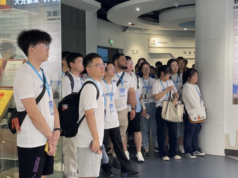 學子在企業參觀。賀禧攝
