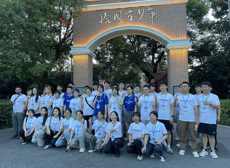 學子合影。賀禧攝