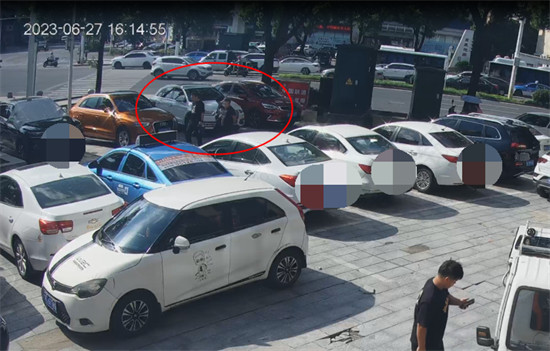 银行网点外负责放风的嫌疑人同伙被抓捕。企业供图