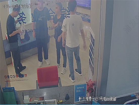 犯罪嫌疑人被便衣民警控制。企业供图