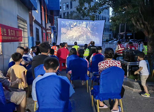 工友在看露天电影。受访单位供图