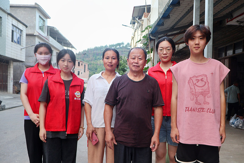 實踐團與非遺傳承人合影。受訪單位供圖