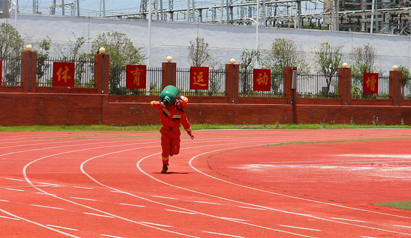 負重奔跑。株洲消防供圖