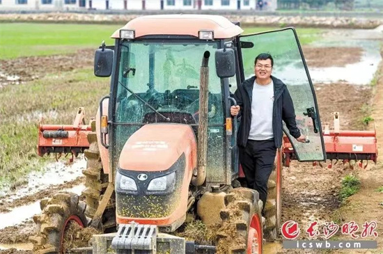  姚鵬飛駕駛翻耕機。長沙晚報供圖