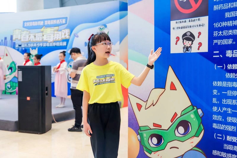 禁毒志愿者在进行讲解。受访单位供图