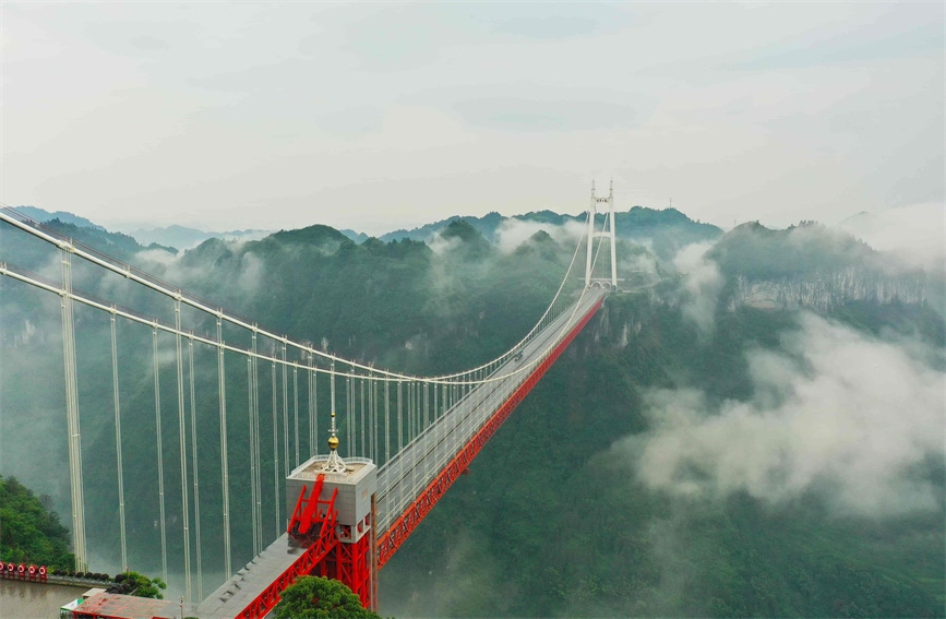 湖南湘西矮寨大桥景美如画。刘贵雄摄