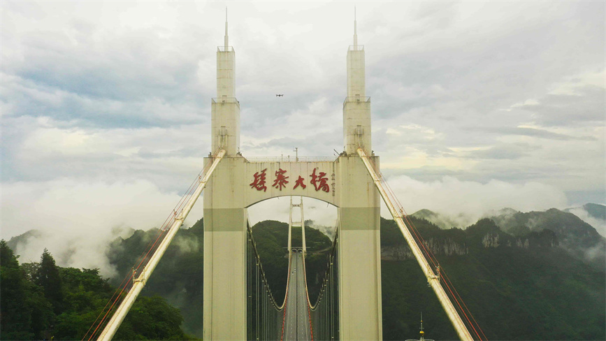 湖南湘西矮寨大桥景美如画。陈祉凝摄