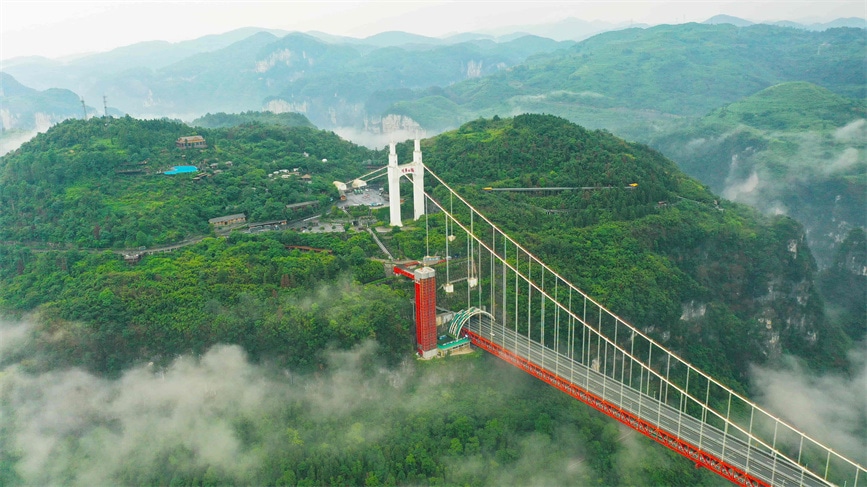湖南湘西矮寨大橋景美如畫。陳祉凝攝