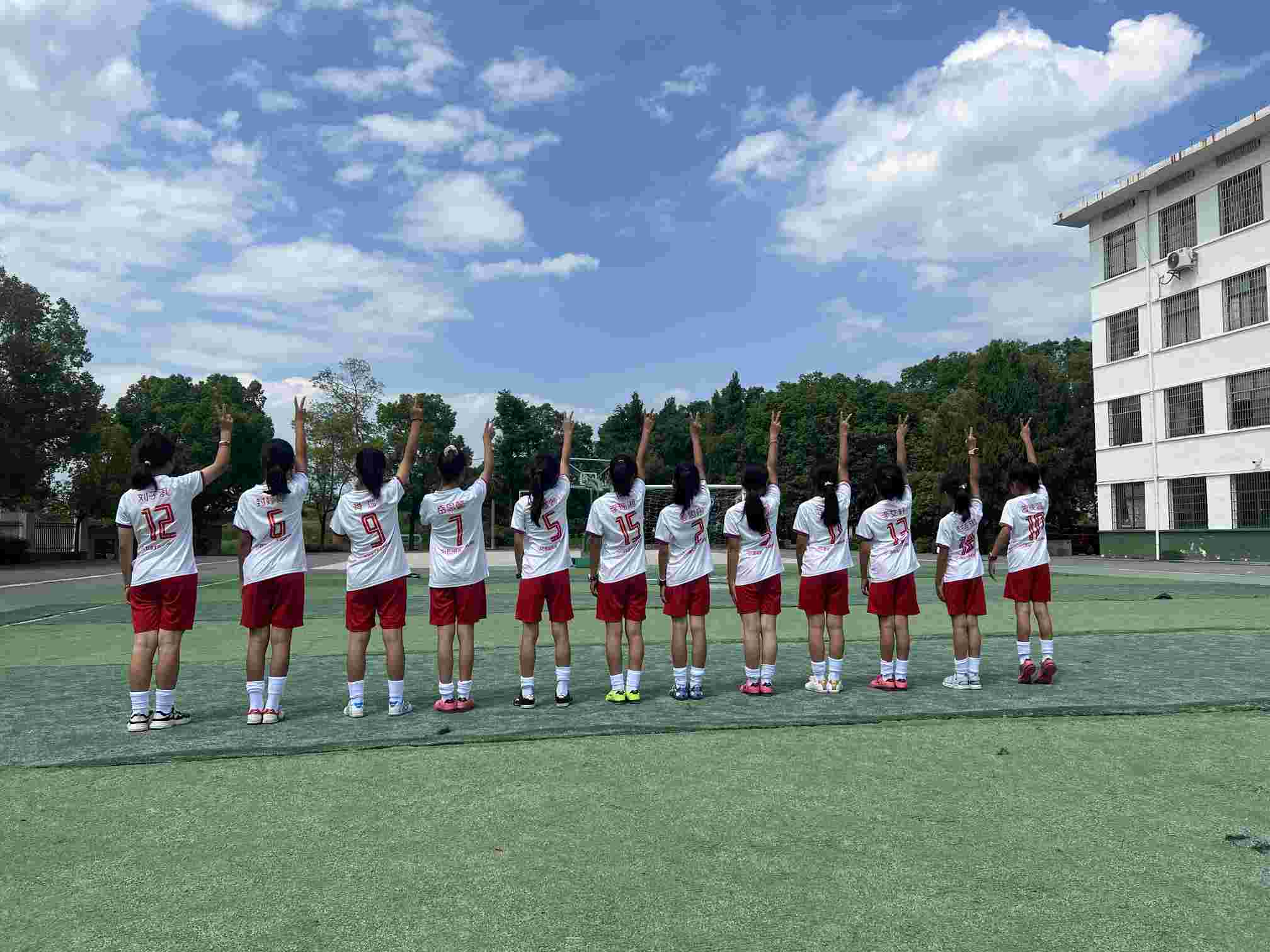 高崇山中心完小女子足球队赛后合影。单位供图