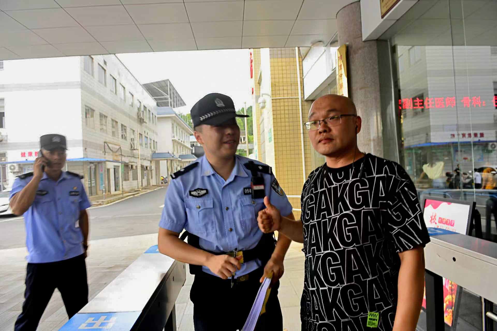 小女孩父亲的点赞。饶力明摄
