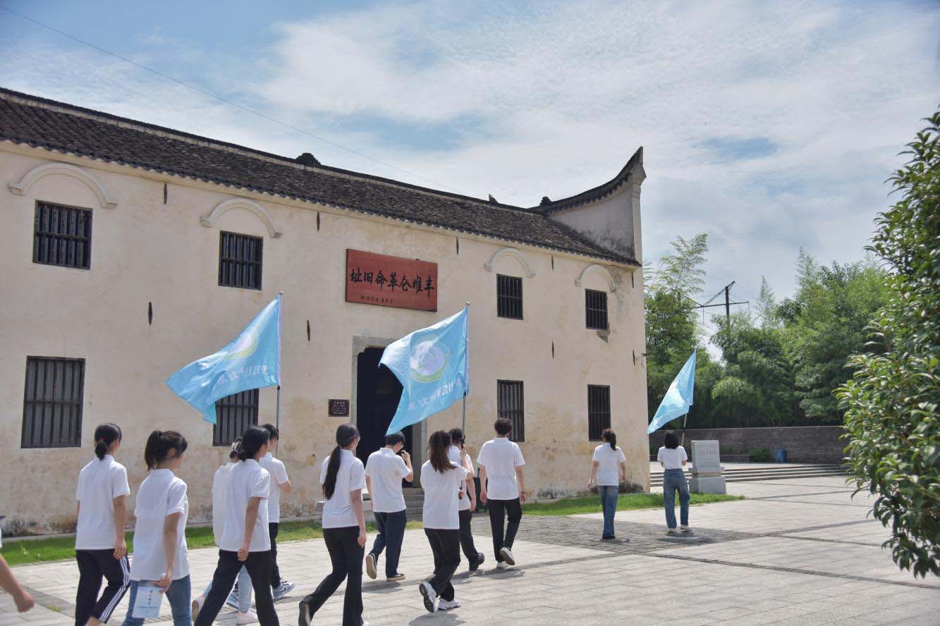 大学生参观红色教育基地。主办方供图