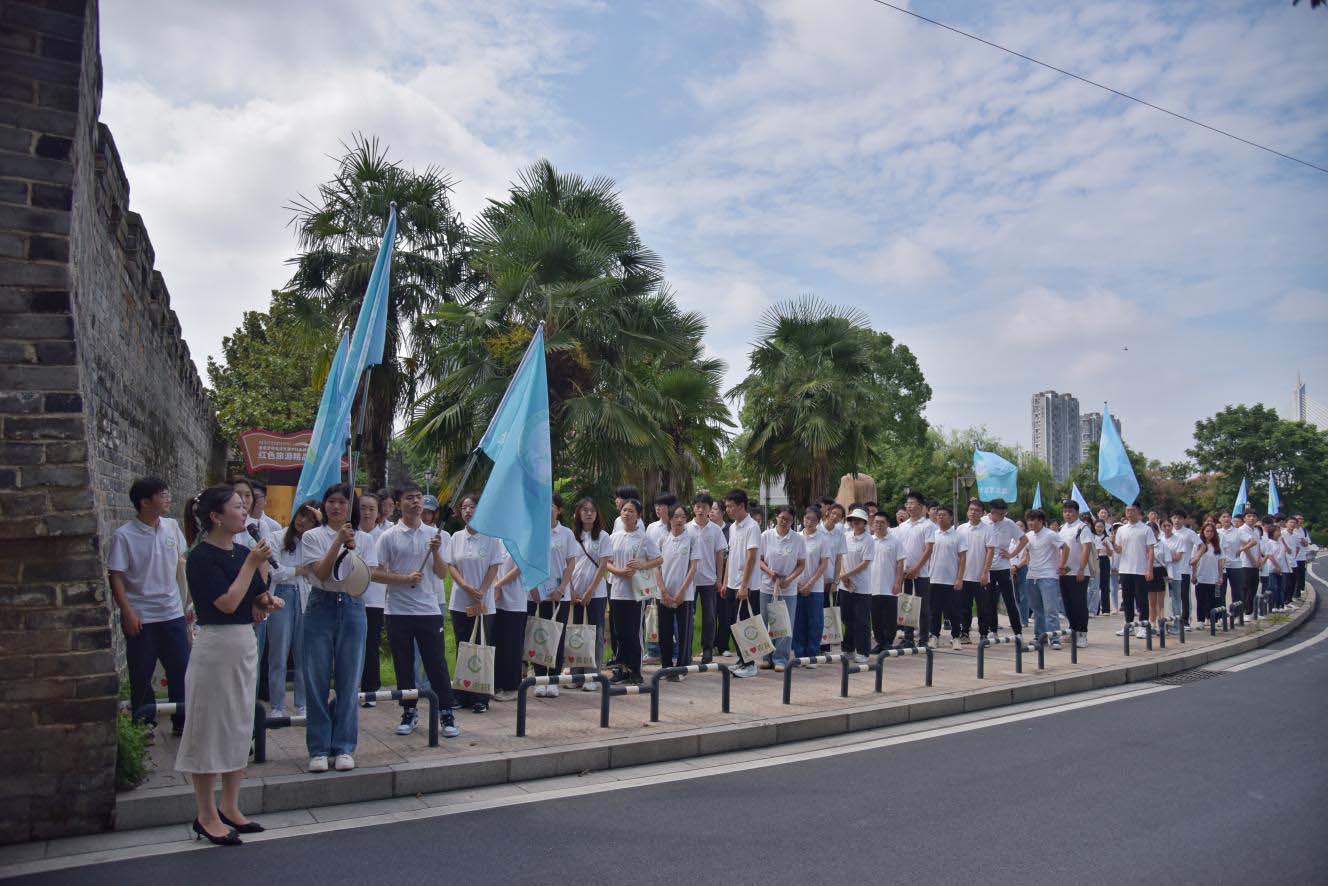 大学生集体参观历史古迹遗址。主办方供图