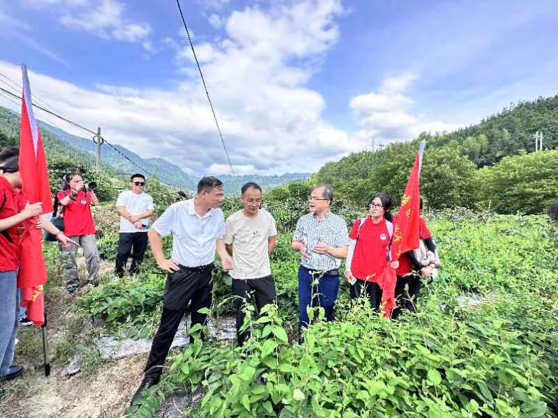 肖深根一行在山银花育苗基地为种植大户现场指导。单位供图