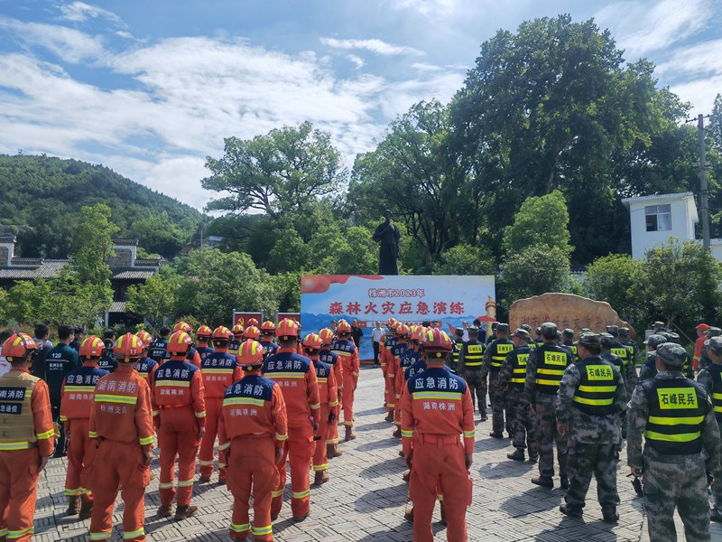 百余名消防指战员参加演练。单位供图