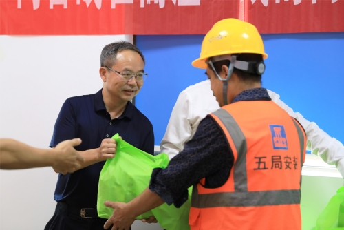 一线建设者送清凉。受访单位供图