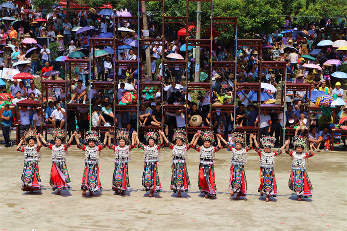 在勾良苗寨會場，向八方游客展示婀娜多姿的苗族舞蹈。 黃玉芳攝