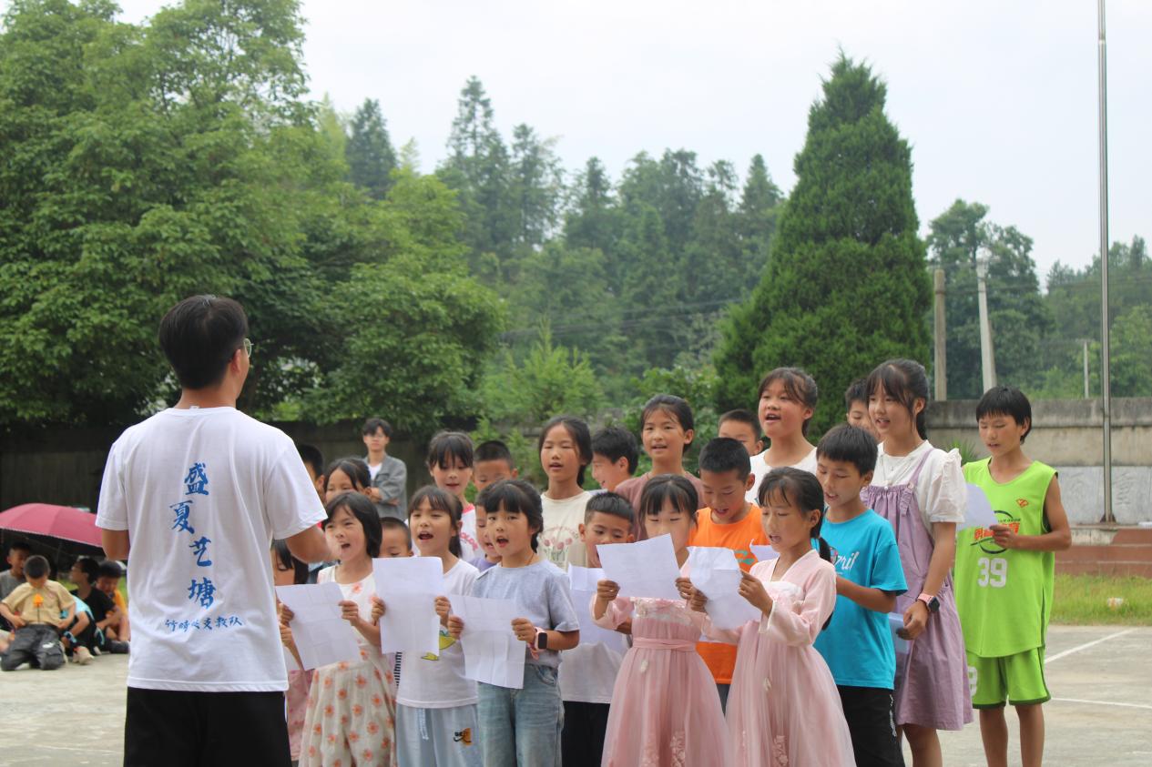 支教汇演现场。肖婷摄