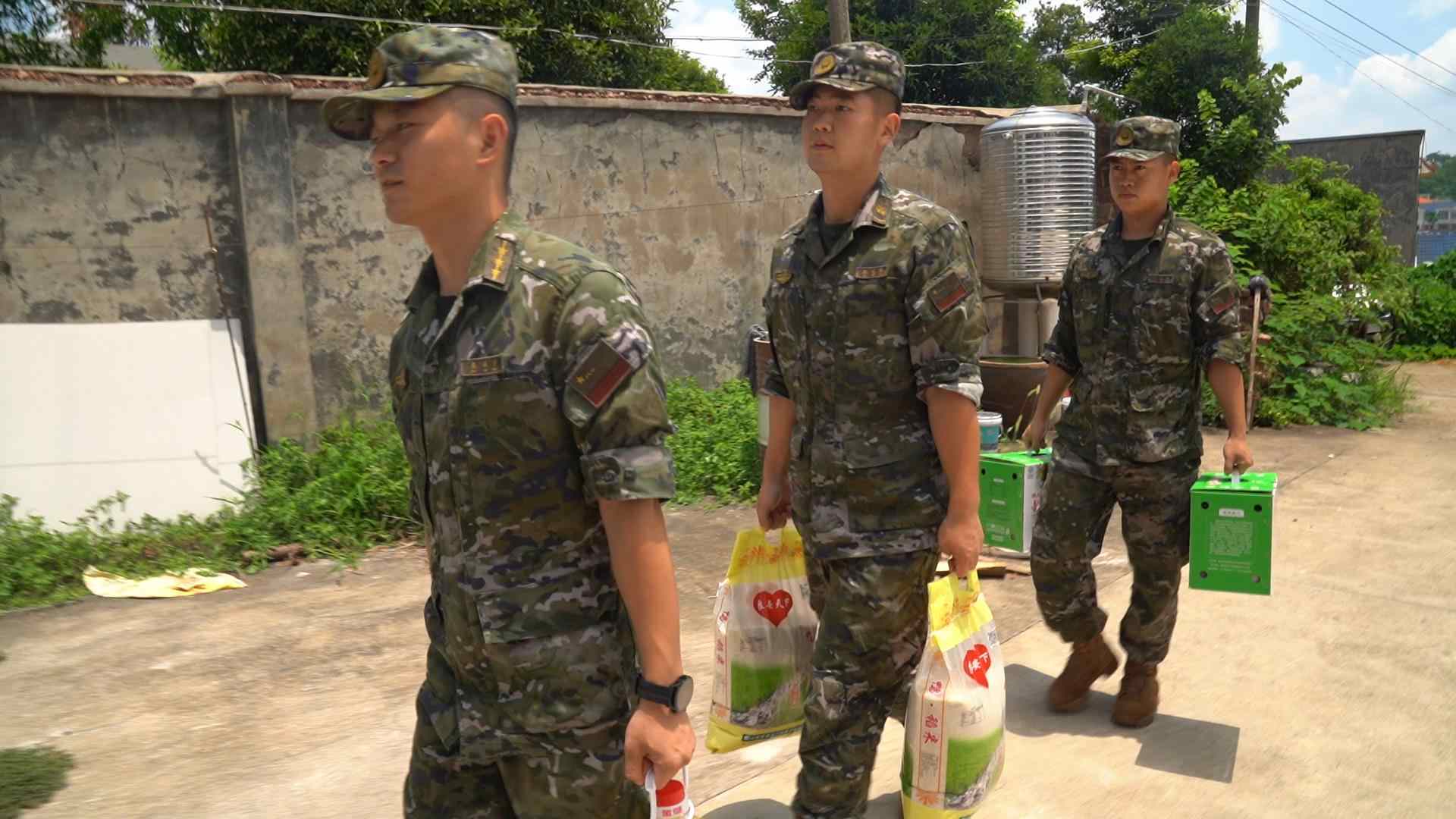 武警官兵前往老戰士家中。韋宏新攝