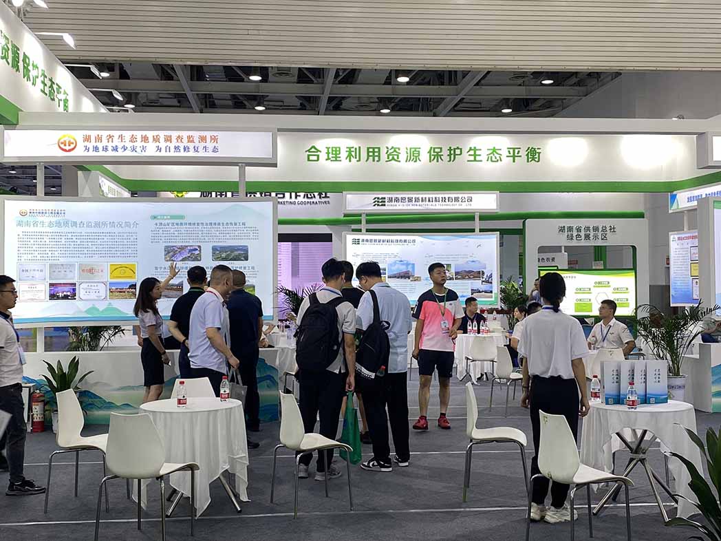展館內，參觀者正在了解相關生態環保項目。人民網 向宇攝